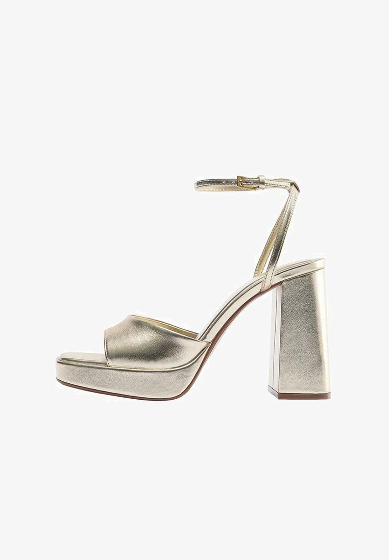 Metalická zlatá sandála na platforme s odkrytými prstami, širokým blokovým podpätkom a tenkým pásikom na členok so zapínaním na pracku.
