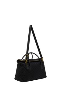 Grand sac fourre-tout matelassé noir avec des accents de fermeture éclair dorés, sangle noire ajustable et poignées supérieures doubles. Présente une forme structurée et une surface texturée.