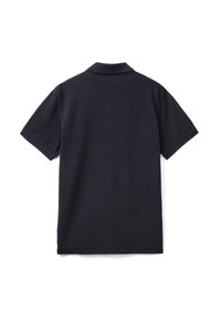 Černé polo tričko, krátké rukávy, texturovaná tkanina, klasický límec, jednoduchý design bez viditelných log nebo vzorů.