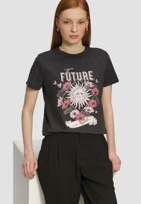 Zwarte katoenen t-shirt met korte mouwen, voorzien van een zonafbeelding omringd door bloemen en de tekst "De toekomst is helder" in wit en roze.