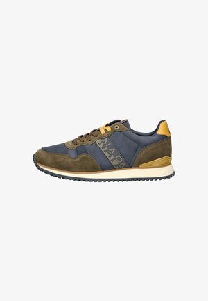 Herren-Sneaker aus navyblauem und olivgrünem Wildleder mit gelben Akzenten, featuring "NAPAPIJRI" Branding an der Seite und einer weißen Sohle mit Profil.