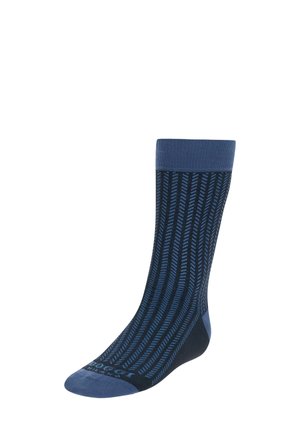 Dunkelblaue Herren-Socke mit vertikalem, hellblauem Fischgrätenmuster, elastischem Bündchen und gebrandeter Zehenpartie, isoliert auf weißem Hintergrund.