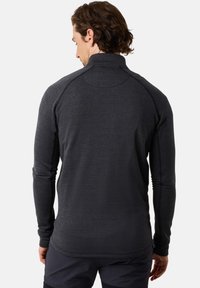 Schwarzer Pullover mit langen Ärmeln aus strukturiertem Stoff, hohem Kragen und kontrastierenden Nähten. Verfügt über einen abgerundeten Saum und eine enganliegende Passform.