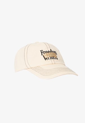 Hellbeige Baumwoll-Baseballmütze mit schwarzem gesticktem Text "Freedom Writers" auf der Vorderseite und kontrastierenden Nähdetails.