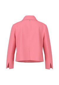 Veste cropped rose avec un col, présentant des manches longues, des fentes sur les côtés, et un dos épuré avec une petite fermeture à pression. Texture lisse.