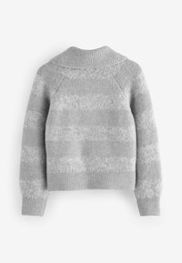 Grå stickad tröja med horisontella ränder, ribbad krage och nederkant samt en mjuk textur. Designen innebär raglanärmar och en kortad längd.
