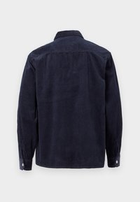 Marine corduroy overhemd met verticale ribbels, lange mouwen, een puntige kraag en gebuttonde manchetten. Gladde textuur met een klassieke pasvorm.