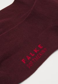 Burgunderfarbene Knöchelsocke aus einem glatten Strickmaterial, mit rotem "FALKE SOFTMERINO"-Text. Minimalistisches Design ohne Muster oder Akzente.
