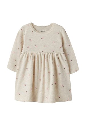 Robe bébé crème à manches longues avec petit imprimé floral rose et marron et bordure en dentelle autour de l'encolure.