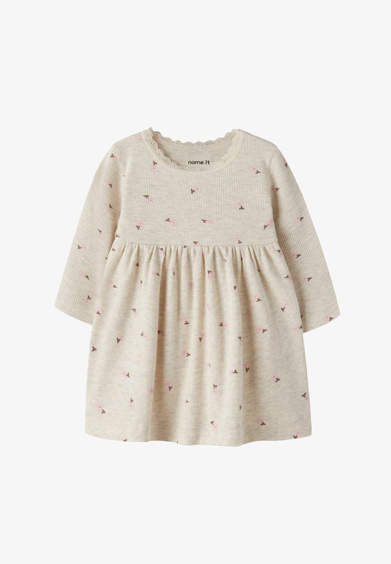 Robe bébé crème à manches longues avec petit imprimé floral rose et marron et bordure en dentelle autour de l'encolure.
