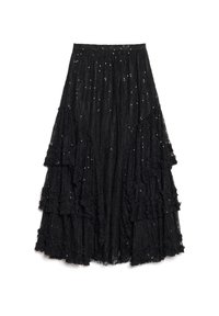 Čierna vrstvená sukňa z textúrovanej čipky, ktorá má vrstvy s rozstrapkaným zakončením a rozptýlené flitre pre dodatočný detail.