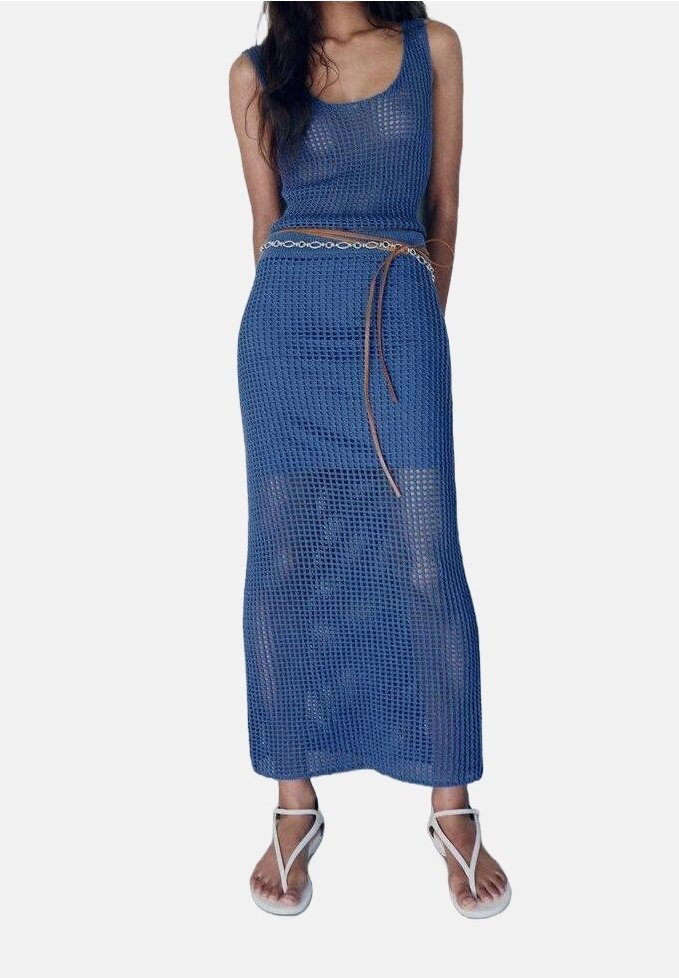 Ensemble en tricot bleu en deux pièces comprenant un haut sans manches et une jupe maxi. Le tissu est en trame ouverte avec un motif texturé, agrémenté d'une ceinture marron.