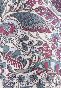 Tessuto floreale con motivi intricati in turchese, rosa e crema. La texture appare liscia con dettagliati disegni di foglie e fiori.