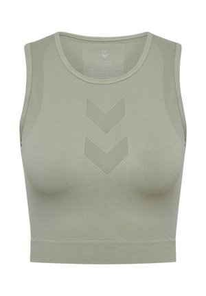 Olijfgroene sportcrop-top gemaakt van textuurstof. Heeft een ronde halslijn en drie chevronpatronen op de voorkant.