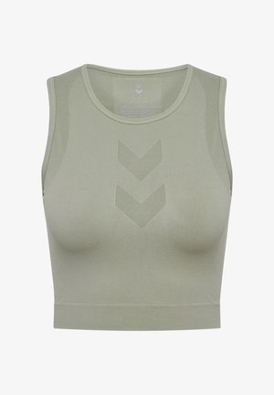 Crop top de sport vert olive en tissu texturé. Doté d'un col rond et de trois motifs en chevron sur le devant.
