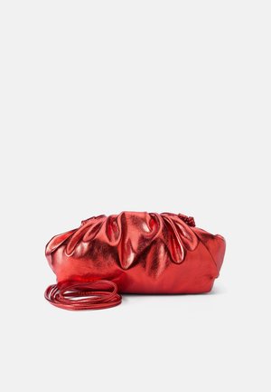 Glänzende metallic-rote Clutch mit gerafften Details und passendem dünnem Schulterriemen, präsentiert auf schlichtem, hellem Hintergrund.