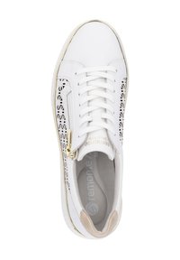 Weiße Sneaker mit durchbrochenem Blumenmuster, goldenen Hardware-Akzenten, weißen Schnürsenkeln und einer weichen grauen Innensohle, im niedrigen Design.