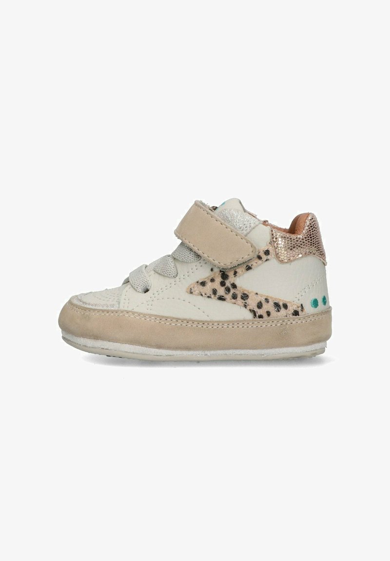 Witte en beige hoge sneakers van textuurleer, met gespikkelde accenten, een klittenbandsluiting en kleine turquoise details op de hiel.