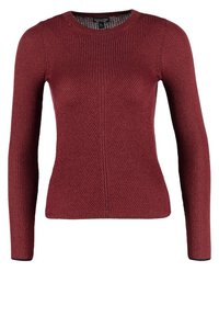 Ribbad röd tröja med långa ärmar, rund halsringning och vertikala sömdetaljer. Tillverkad av ett mjukt stickat material, har en figurnära silhuett.