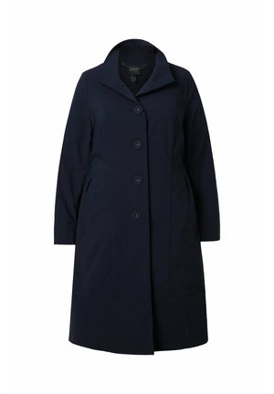 Cappotto lungo blu navy scuro con grande colletto, quattro bottoni anteriori, maniche lunghe e tasche laterali.