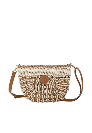 Bolso trenzado color camel con detalles en crema, forma redondeada, superficie texturizada, correa de cuero y detalle circular central en la parte frontal.