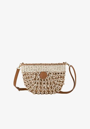 Bolso trenzado color camel con detalles en crema, forma redondeada, superficie texturizada, correa de cuero y detalle circular central en la parte frontal.