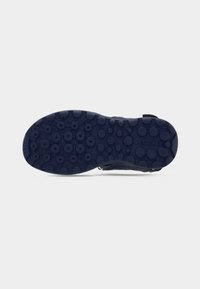 Μπλε λαστιχένια σόλα παπουτσιού με κυκλικά σχέδια και υφή για καλύτερη πρόσφυση. Διαθέτει ελαφρώς καμπυλωτή καμάρα και στρογγυλεμένες άκρες για άνεση. Ορατή η επωνυμία Geox.