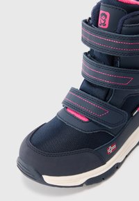 Stivale invernale per bambini blu navy con cuciture rosa, tre fasce in velcro e una piccola bandiera norvegese sul lato.