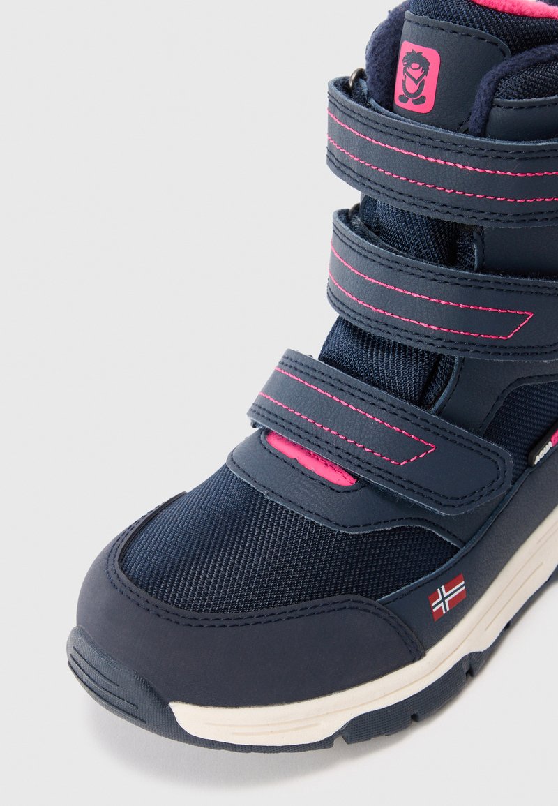 Marineblaue Kinder-Winterstiefel mit pinken Nähten, drei Klettverschlüssen und einer kleinen norwegischen Flagge an der Seite.