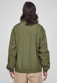 Urban Classics Bomber-jakk - olive