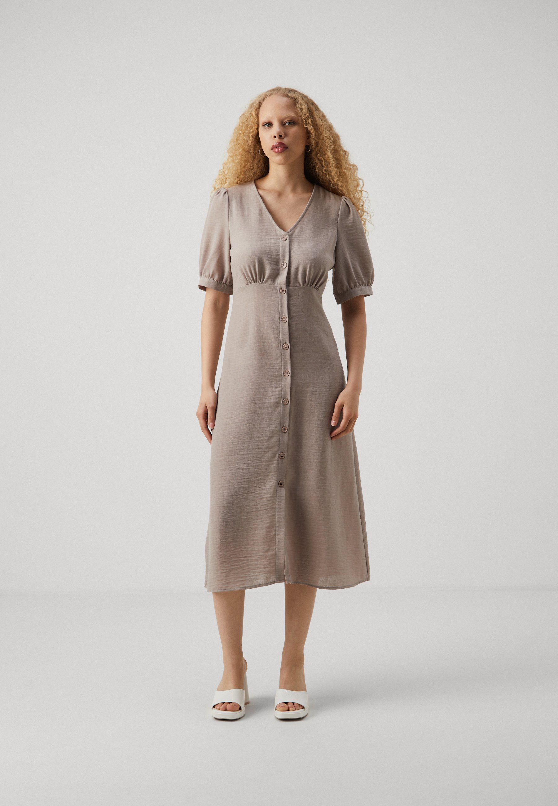 Blouse blanche fluide manches longues avec broderie décolleté V It