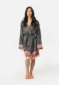 MAЯSIKØH Hommikumantel - black