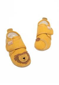 Scarpe di tessuto giallo con un design di volto di leone sulle punte. Chiusura con strap in velcro e fodera morbida. Superficie texturizzata, forma della punta arrotondata.