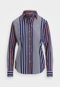Camicia button-up con strisce verticali blu, bianche e rosse, maniche lunghe, colletto a punta e un piccolo logo sul lato sinistro del petto.