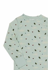 Mjukt mintgrönt långärmat plagg med mönster av bin, fjärilar och myror mot en molnig bakgrund; tillverkat av mjuk bomull.