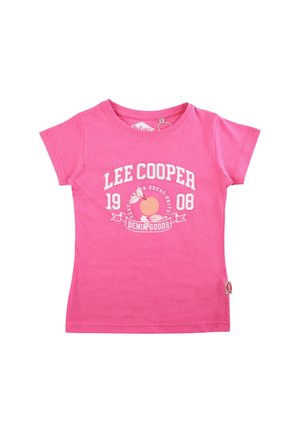 T-shirt rose vif à manches courtes avec l'inscription « Lee Cooper 1908 Denim Goods » et un motif pêche sur le devant, étiquette de taille à l'intérieur du col.