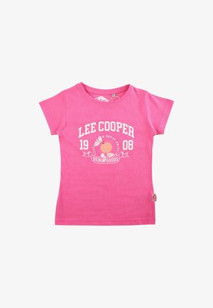 T-shirt rose vif à manches courtes avec l'inscription « Lee Cooper 1908 Denim Goods » et un motif pêche sur le devant, étiquette de taille à l'intérieur du col.