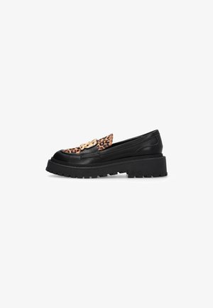 Mocasini din piele neagră cu un accent de imprimeu leopard, având detalii cu o lanț auriu și o talpă groasă din cauciuc negru.