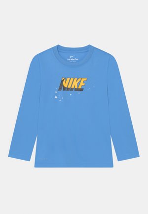 Blaues Nike-Langarmshirt mit gelbem und schwarzem "NIKE"-Schriftzug und kleinen weißen Sternakzenten auf der Vorderseite, Rundhalsausschnitt.