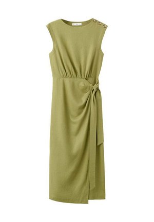 Olivengroene jurk met een aansluitende taille, mouwloos ontwerp, zijknoopdetail en drie decoratieve knopen op de schouder.