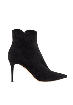 Schwarzer Wildleder-Stiefeletten mit spitzer Zehenpartie und schlankem hohen Absatz, glattes Design ohne sichtbare Verschlüsse, beiger Sohle.