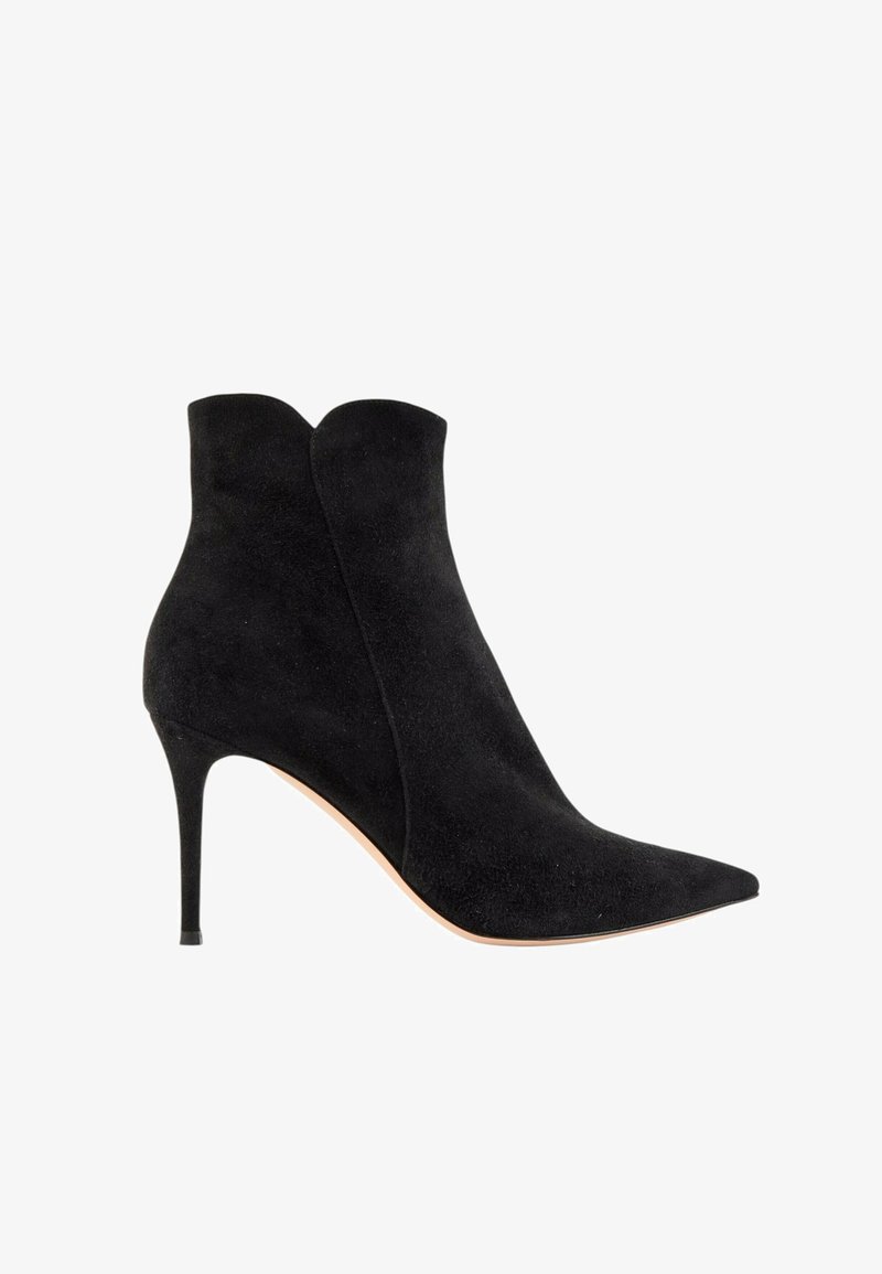Bottine en daim noir avec bout pointu et talon haut et fin, design épuré sans attaches visibles, semelle beige.