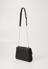 Sort læderhåndtaske med kæde og rem, der har en struktureret overflade og logo-mønster. Foldet klapdesign og kompakt form.