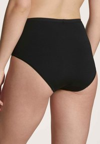 Hoge taille zwarte onderbroek met een gladde textuur, elastische tailleband en versterkte naden, ontworpen voor comfort en bedekking.