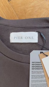 Sweatshirt in cotone marrone a coste con scollatura rotonda e un'etichetta che legge "PIER ONE." Le etichette mostrano istruzioni per la cura in più lingue.