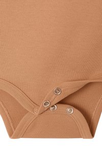 Beiger Baumwoll-Body mit weicher Textur, Druckknöpfen am Boden und einem schlichten, geradlinigen Design ohne Muster.