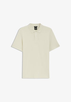 Hellbeige Poloshirt aus weicher Baumwolle mit klassischem Kragen, kurzen Ärmeln und dezentem "BOSS"-Logo auf der Brust. Glatte Textur.