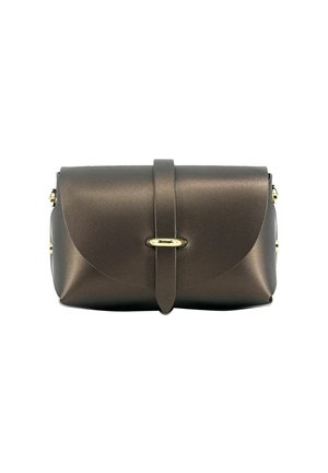 Sac à main en cuir mat marron avec une forme arrondie, une sangle de fermeture plate et des accents en métal doré. Texture lisse et design minimaliste.