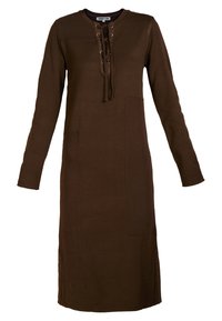 Abito lavorato a maglia marrone a maniche lunghe con scollatura rotonda, chiusura con lacci davanti e tasche laterali; finitura testurizzata e dettagli di cucitura visibili.