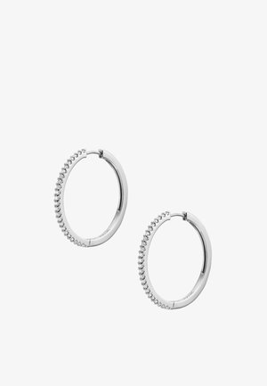 Boucles d'oreilles en argent avec une finition polie, présentant une rangée de petites cristaux transparents le long d'un côté et un fermoir à charnière.